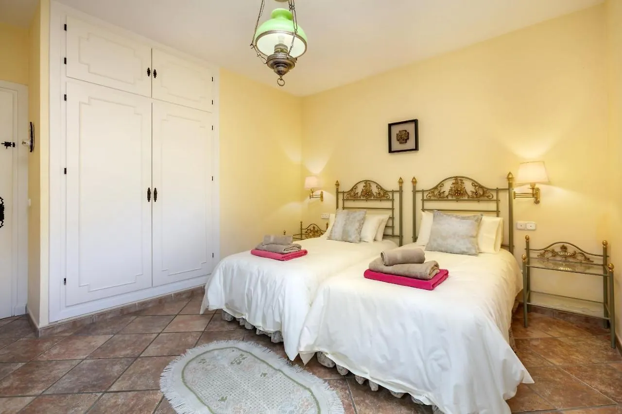 Villa Arin - Beachside Family Home Estepona İspanya