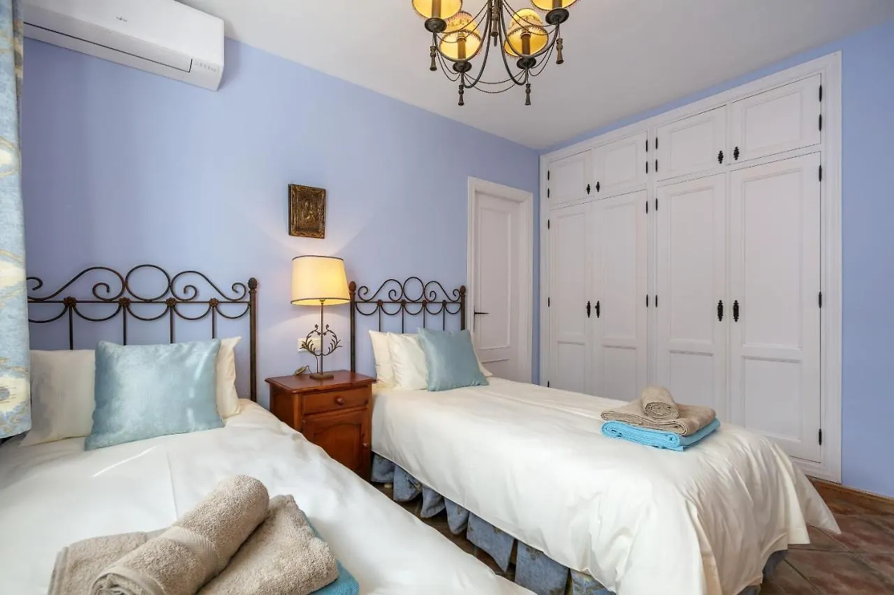 Villa Arin - Beachside Family Home Estepona İspanya