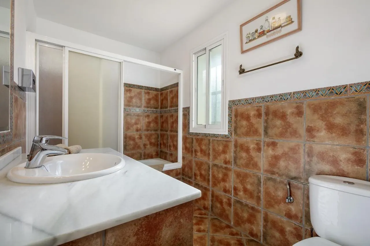 Villa Arin - Beachside Family Home Estepona İspanya