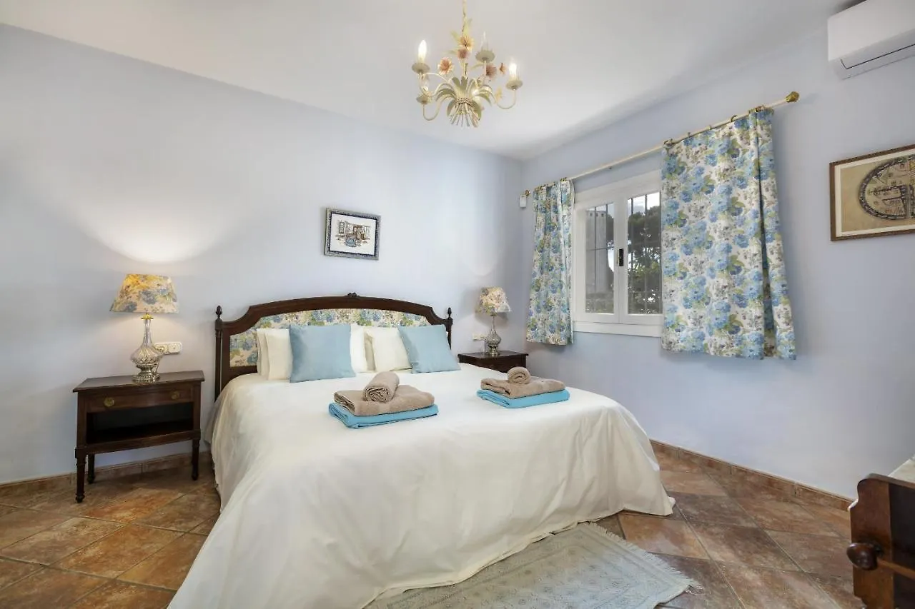Villa Arin - Beachside Family Home Estepona İspanya