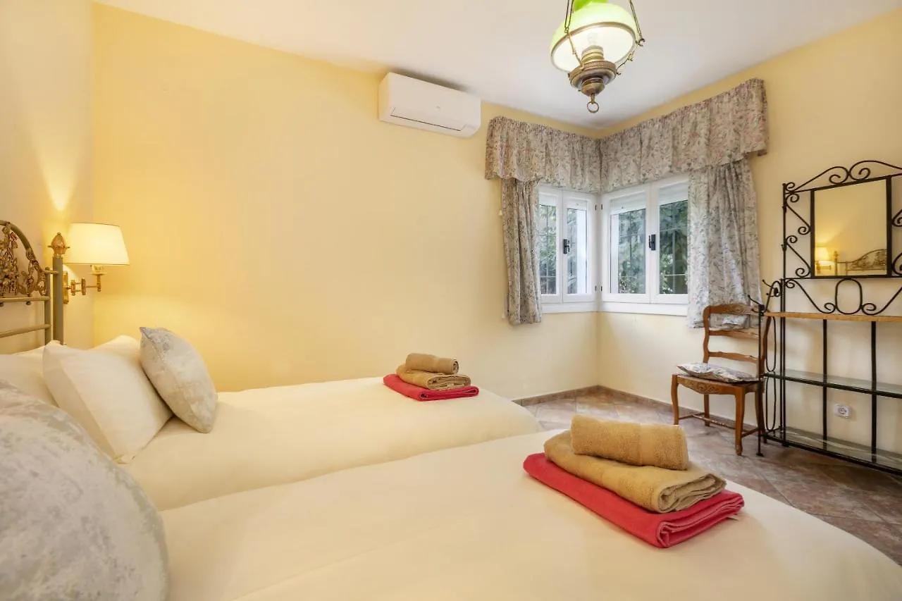 Villa Arin - Beachside Family Home Estepona