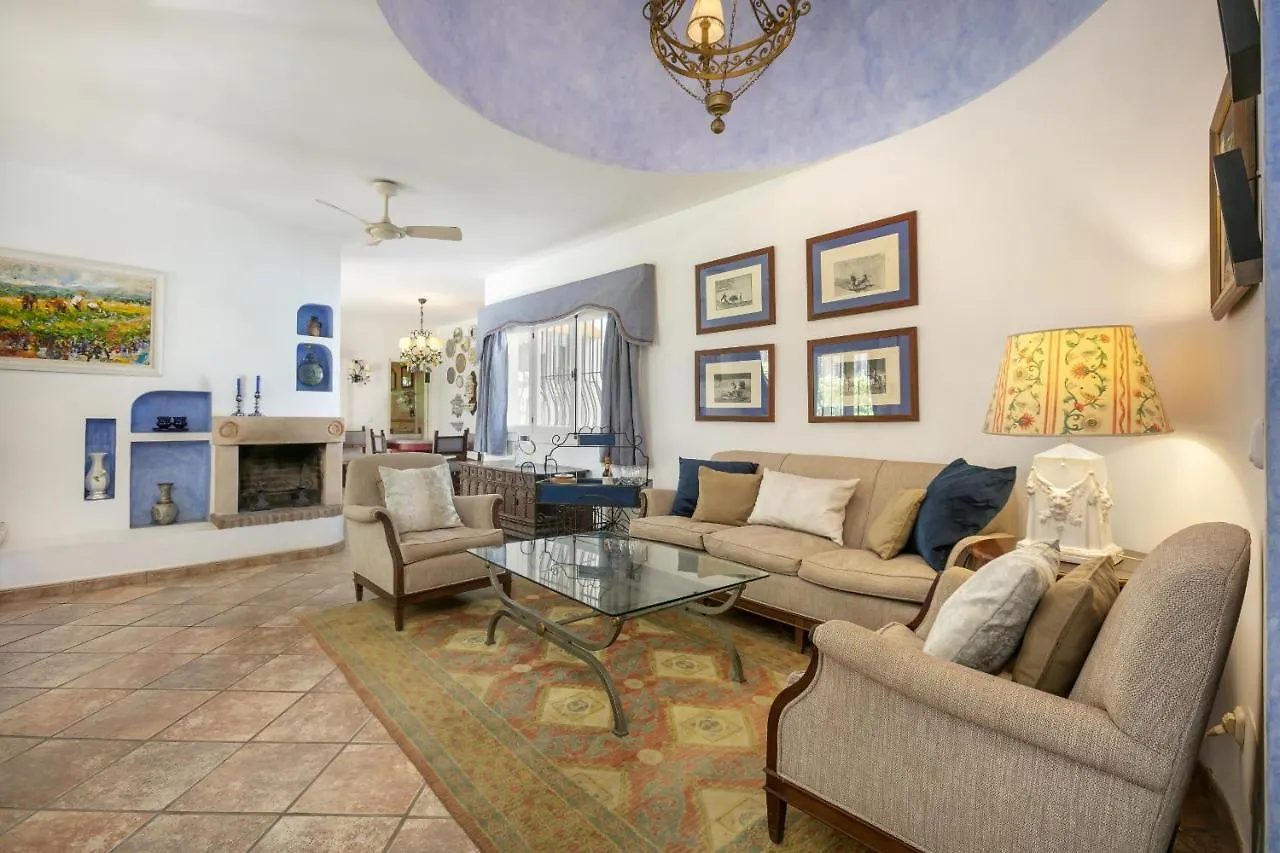 Villa Arin - Beachside Family Home Estepona Spain